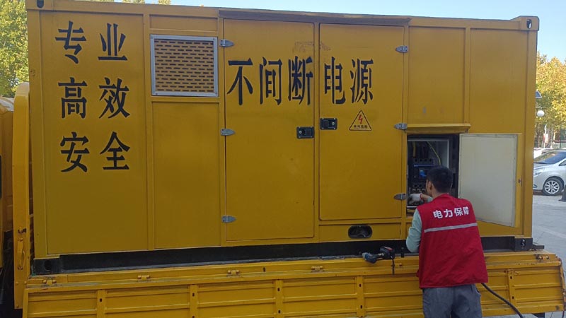 大东柴油发电机组和UPS电源配合使用时，如何避免切换过程中的电力中断？